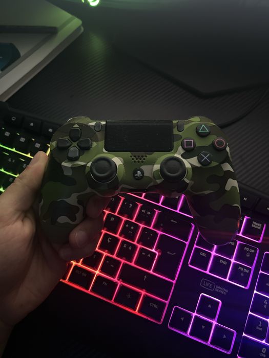Consola PlayStation 4 com 1T  com 2 comandos
