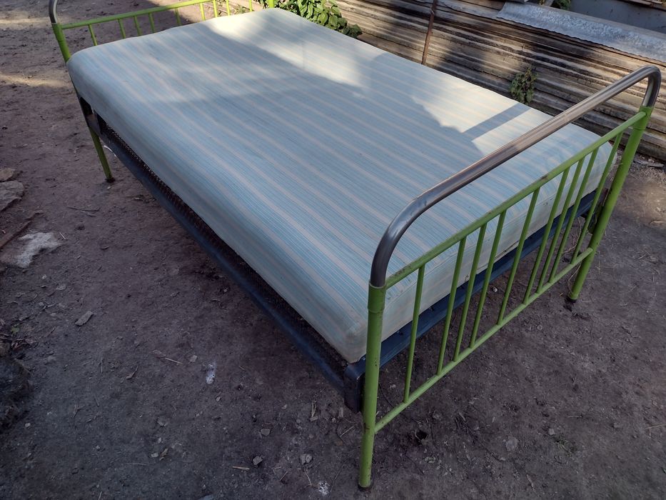 Продам кровать с матрасом