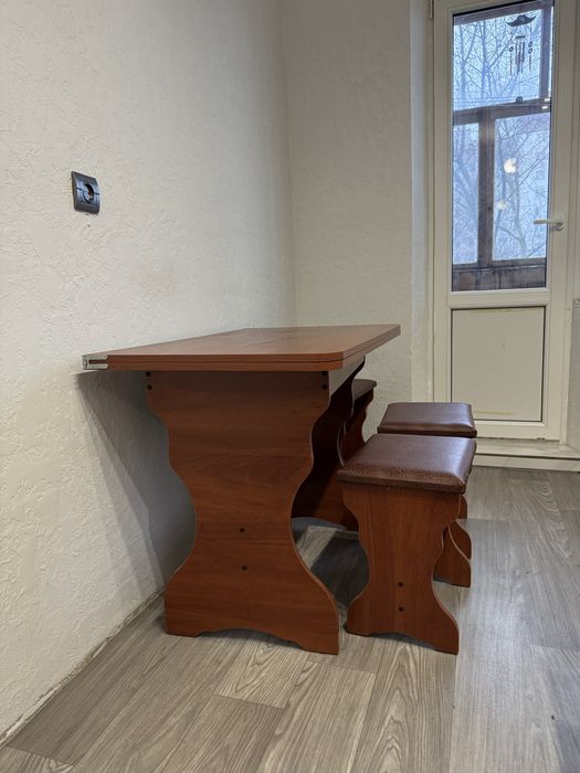 Стіл розкладний + 4 табуретки