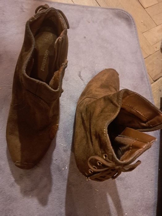 Brązowe zamszowe buty na grubym obcasie