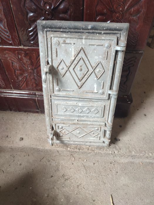 Двері до грубки.