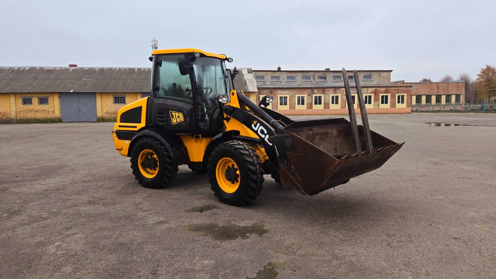 Фронтальний навантажувач jcb