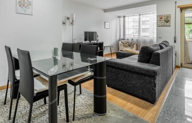 Vende-se mesa com cadeiras