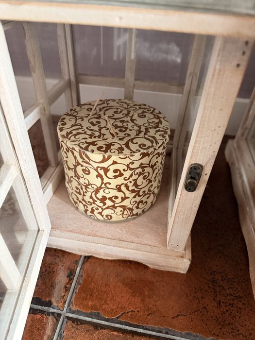 Lanterna com velas decorativas