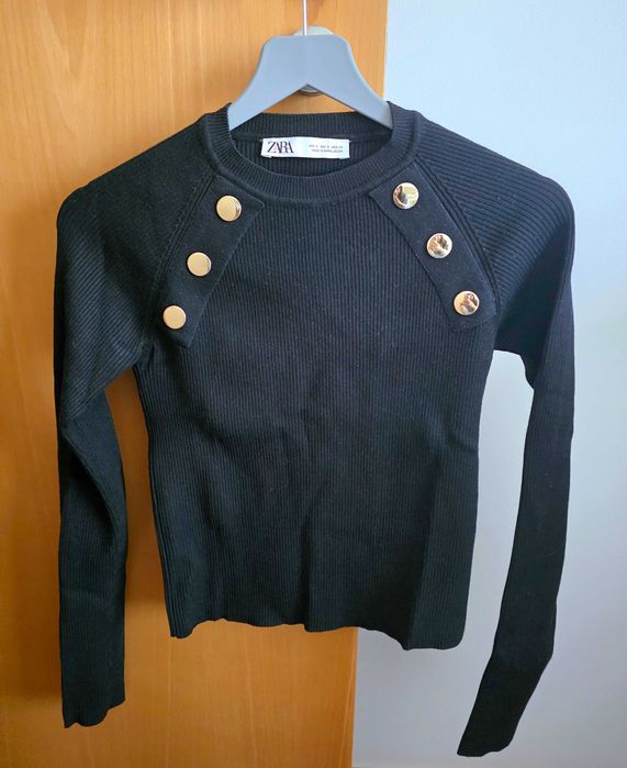 Zara | Camisola preta com detalhes dourados, tamanho S