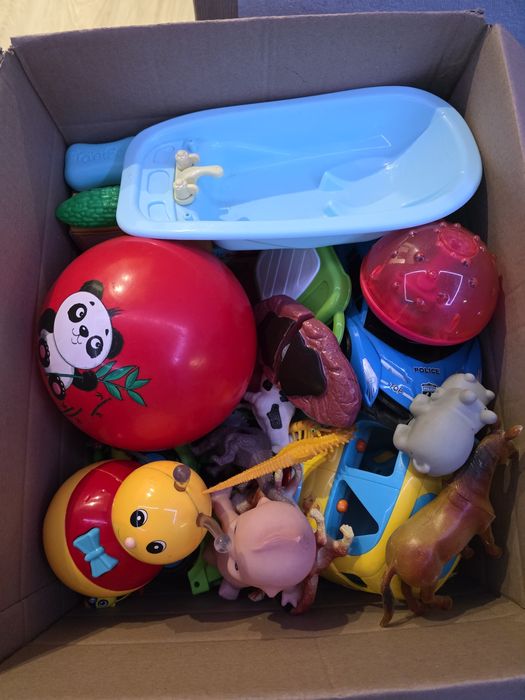 Велика коробка іграшок