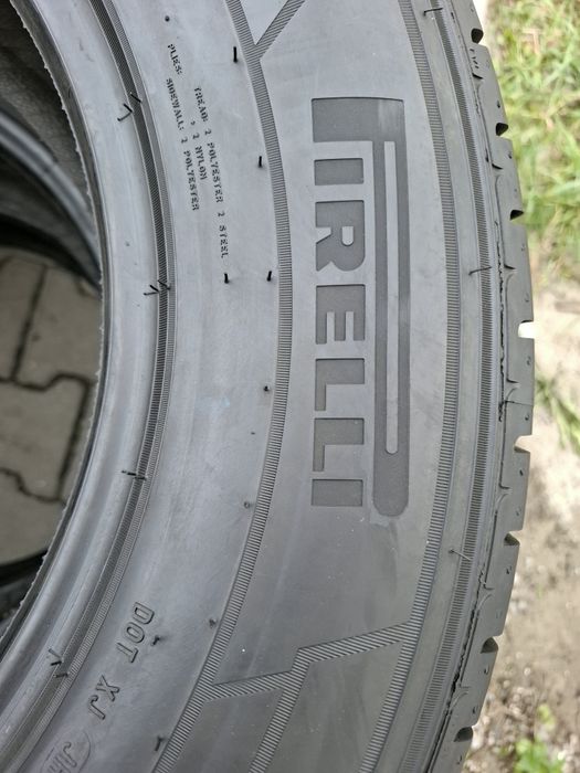 235/65/16C Pirelli CARRIER[S]