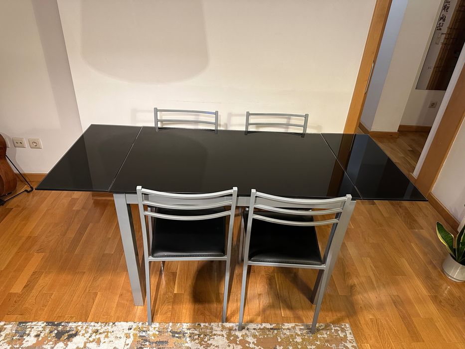 Conjunto: mesa preta extensível + 4 cadeiras