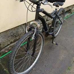 Bicicleta com velocidades Shimano.  Roda- 26. Falta cabo de  travão da roda de trás. Para desocupar.