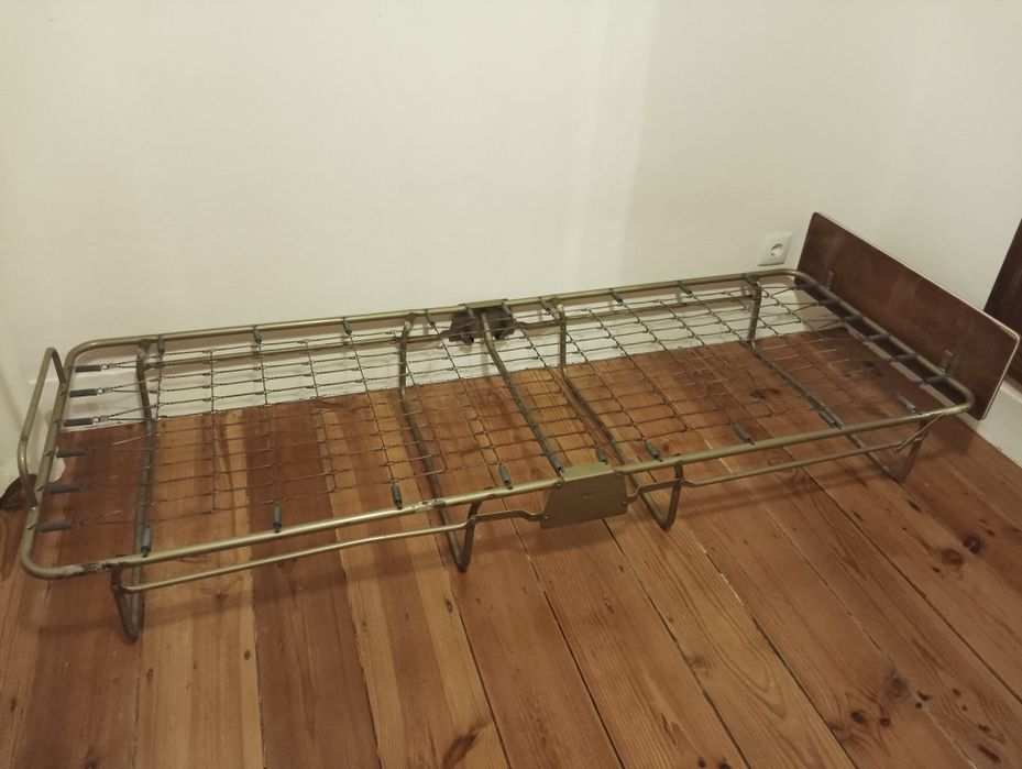 Cama antiga em metal desdobrável