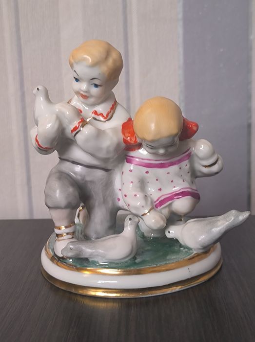 Діти годують голубів. Старий Київ.