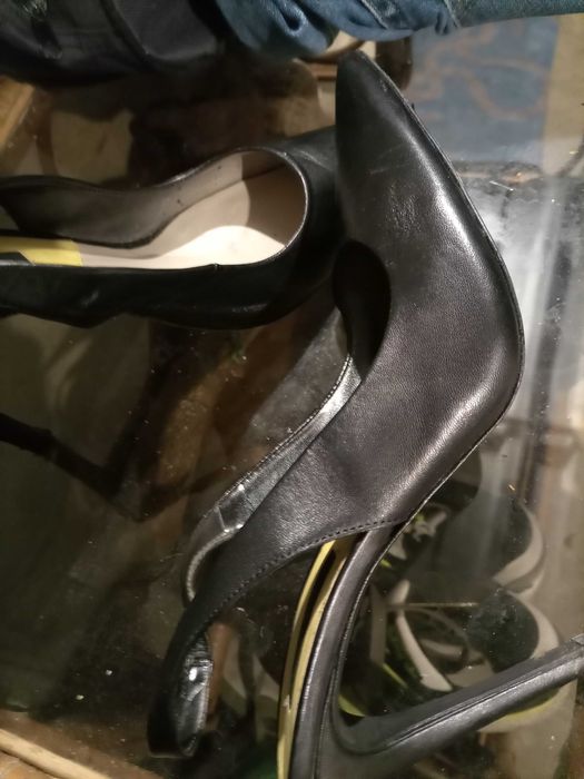 Sapatos de senhora comroupa de criança o novos.