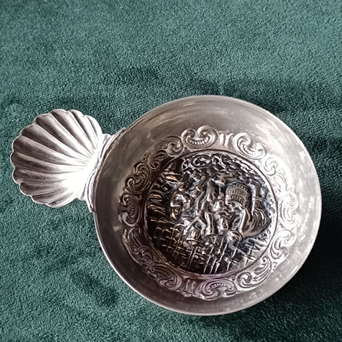 Taça(tambuladeira)em metal,banhada a prata, peça de degustação vinho