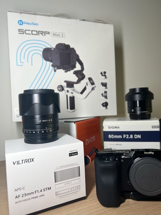 Kit Completo Sony ZV‑E10 + Lentes + Gimbal + Acessórios – Como Novo