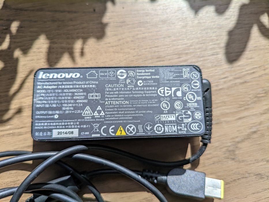Oryginalny zasilacz Lenovo wraz z kablem zasilającym