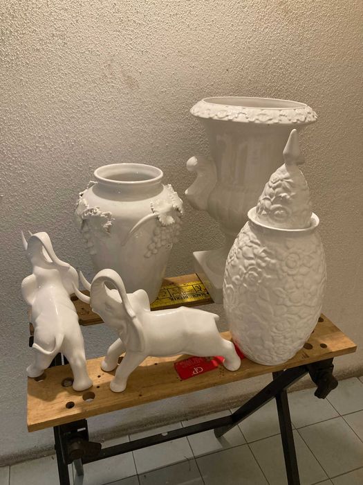 Vários objetos em porcelana decorativa
