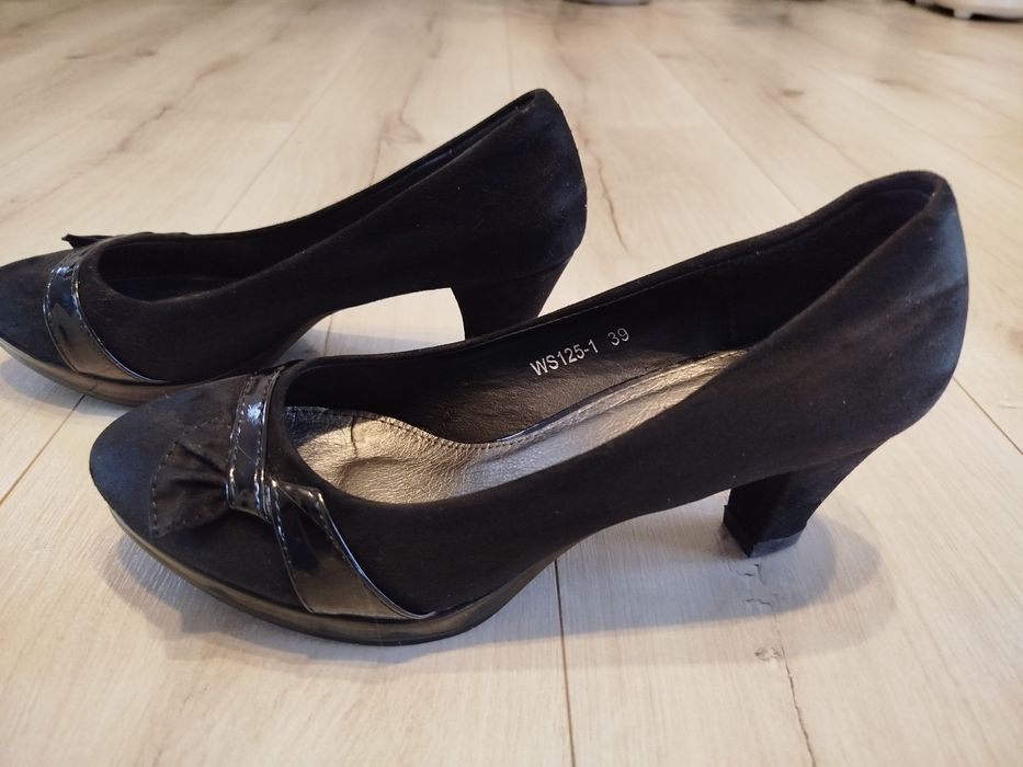 Czarne zamszowe buty na obcasie. Rozmiar 39.