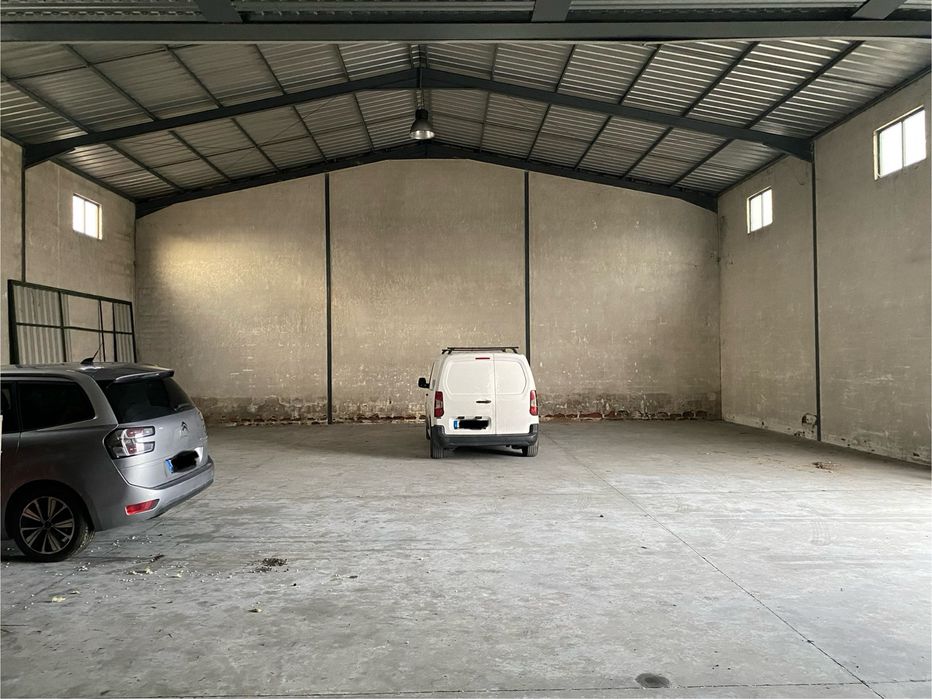 Armazem/Escritórios para arrendamento