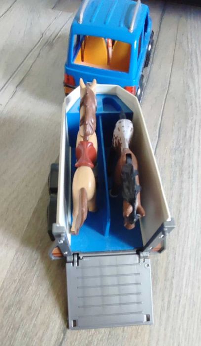 Stadnina koni + samochód do przewożenia koni + bryczka Play mobile