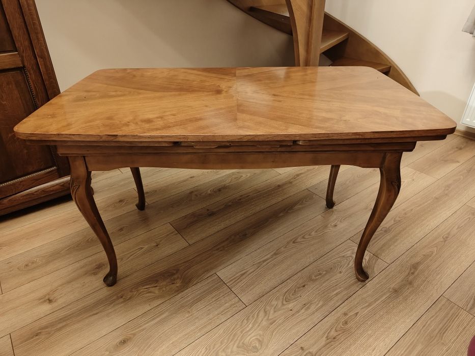 Stylowy drewniany stół – klasyczny, solidny