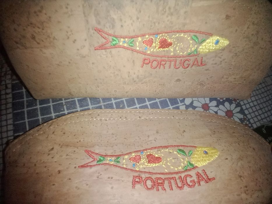 Duas bolsas pequenas com etiqueta