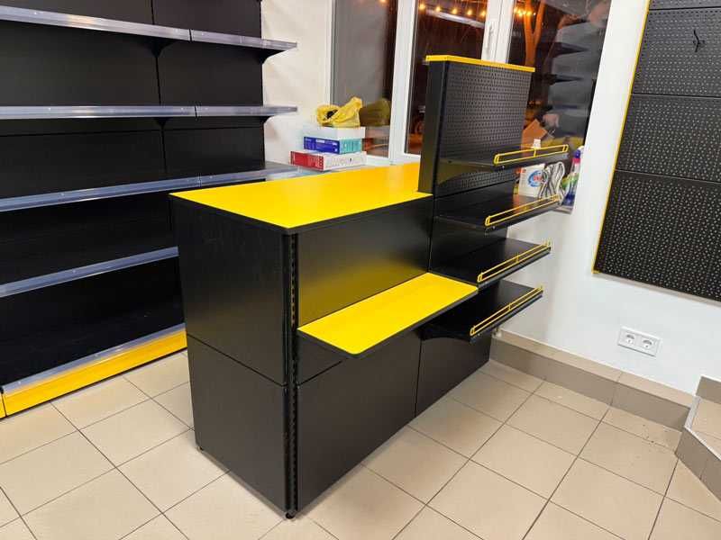 Металеві стелажі для маркетів. Обладнання для магазинів одягу.