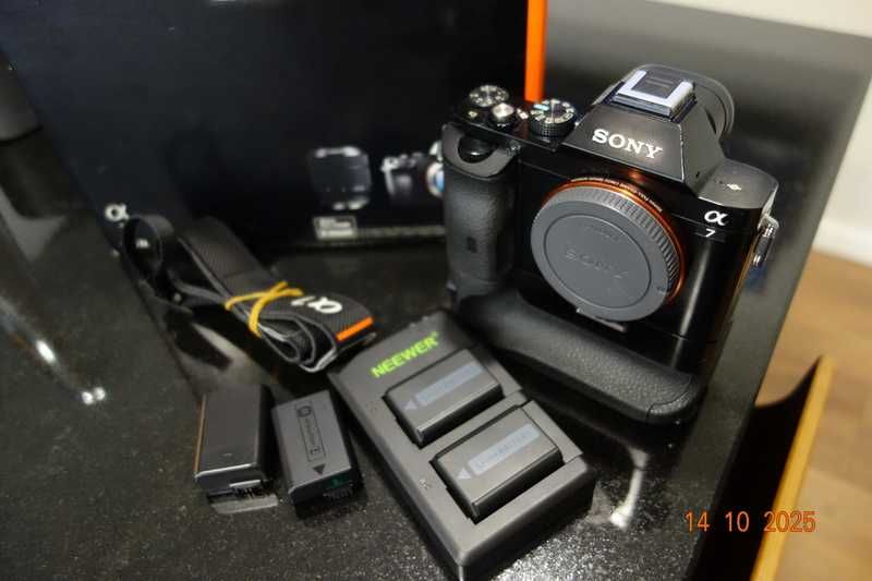 Sony A7 MK I + Grip Sony VG-C1EM + Baterias + Carregador