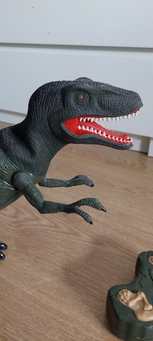 Dinossauro com comando426020450935787521