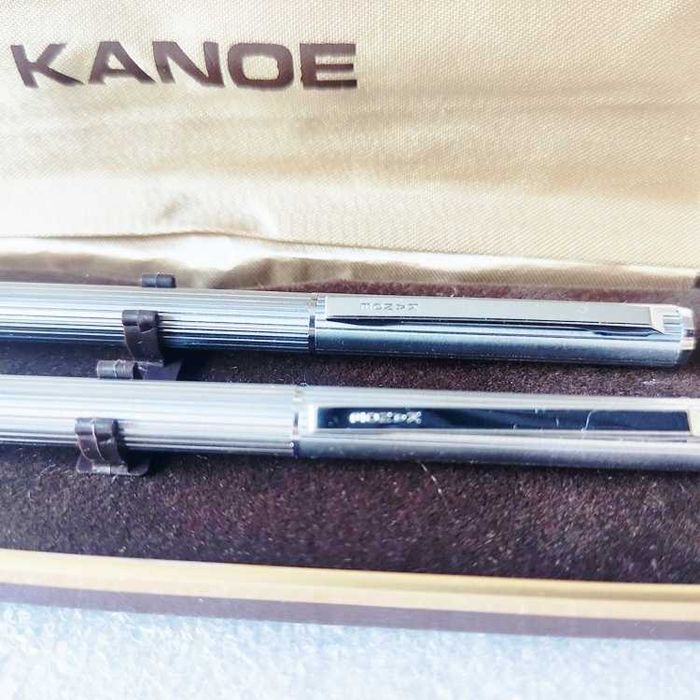 Estojo com Caneta (sem recarga) e Lapiseira em cromado da marca Kanoe