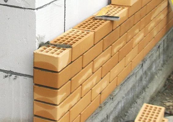 Кладка кирпича и газоблока