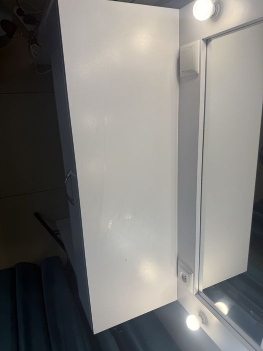 Столик для візажу