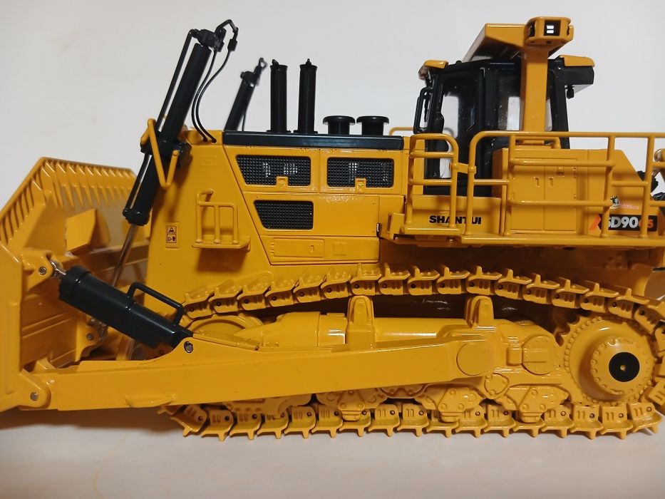 модель бульдозера , масштаб 1/43