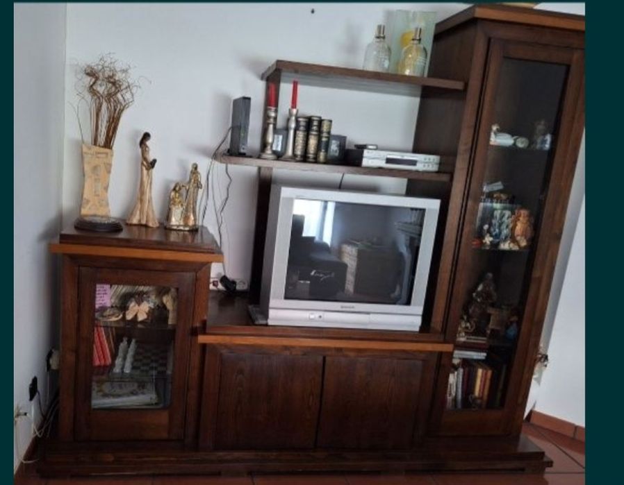 Móvel de sala de estar.
Madeira de castanho maciço