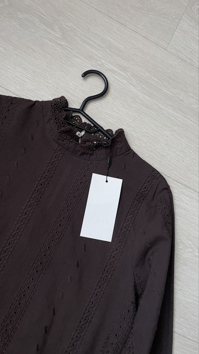 Блуза з прорізною вишивкою Zara