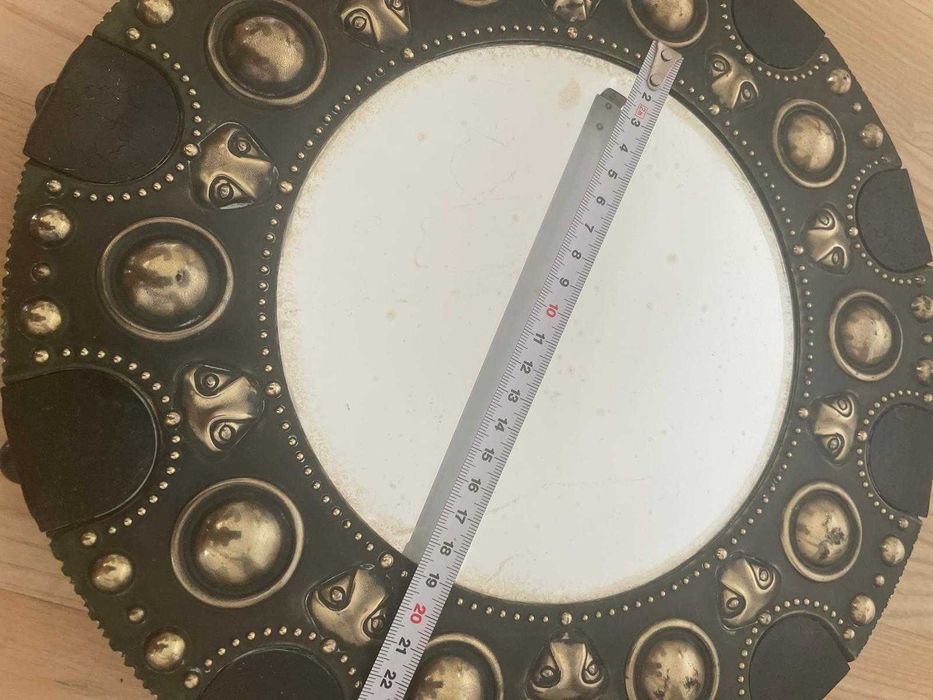 Solidne, drewniane lustro vintage z mosiężnymi zdobieniami