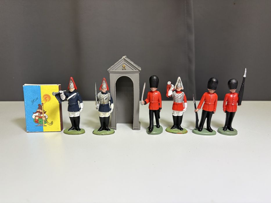 Фигурки индейцев,ковбоев, солдат.