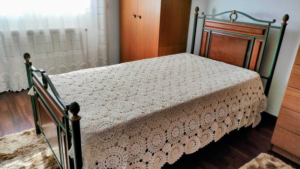 Cama Individual de Ferro e Madeira de Cerejeira