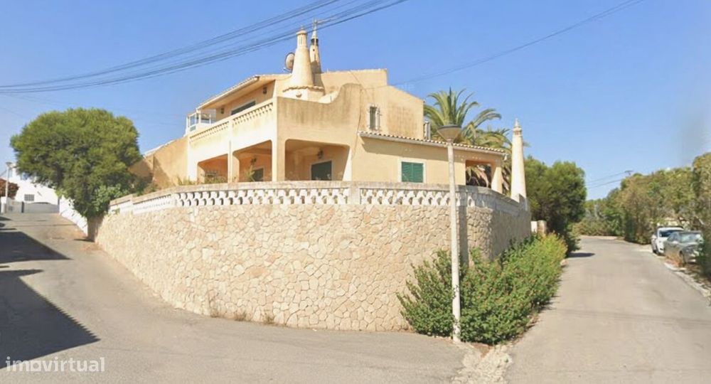 OPORTUNIDADE DE INVESTIMENTO — Moradia para Renovar na Praia da Luz.
