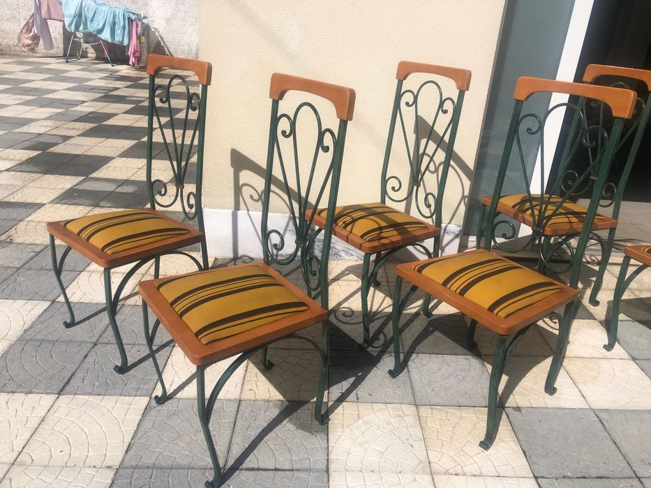 Cadeiras com encosto e pés de ferro