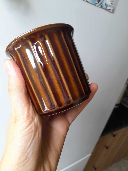 Kubek czekoladowy brąz bez ucha w paski porcelit Pruszków