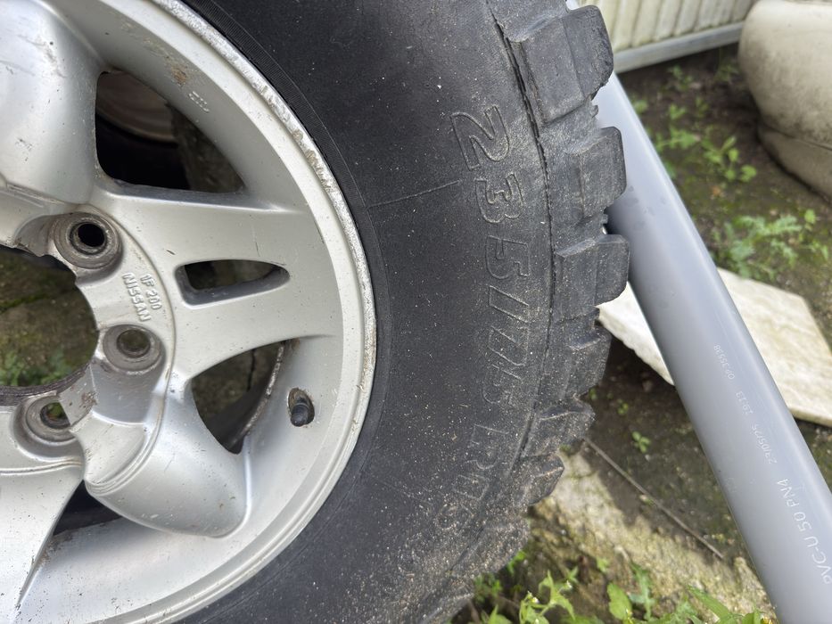 Jantes com pneus terrano e pajero