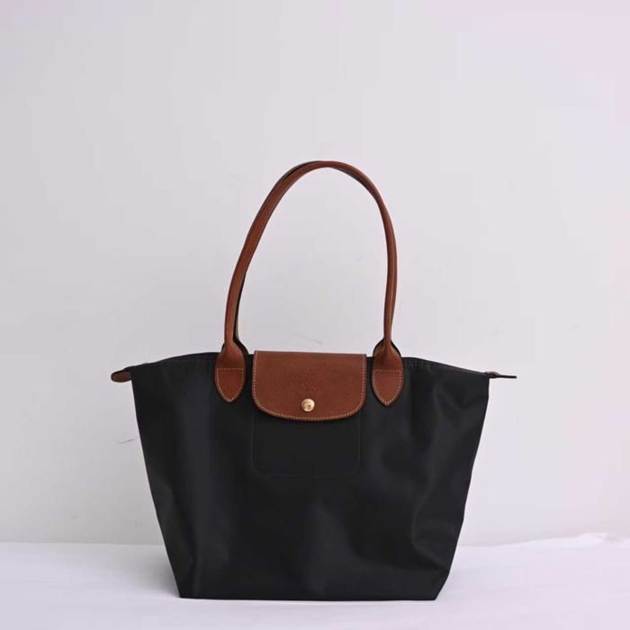 Czarna torebka nerka marki Longchamp