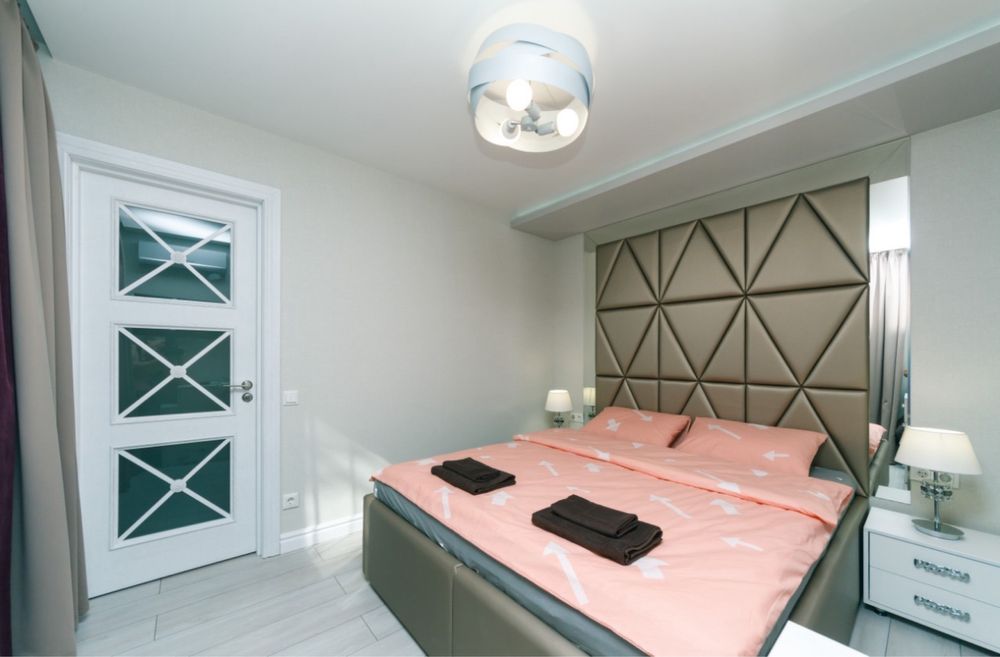 Посуточно, двухкомнатная  , центр , Гуливер , бульвар Леси Украинки 10