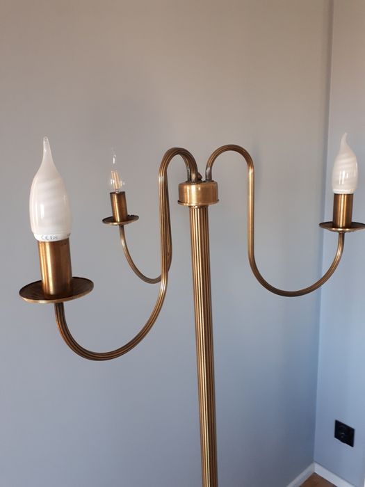 Złota lampa podłogowa