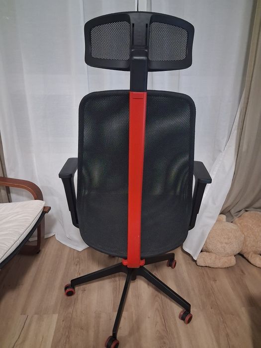 Cadeira de Escritório IKEA – Preta e Vermelha