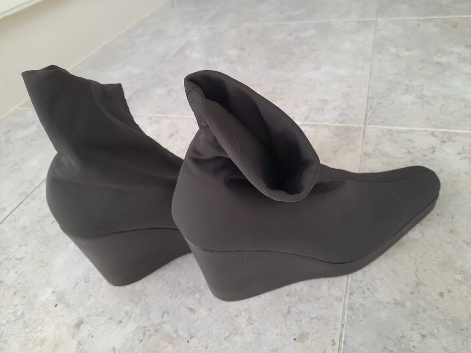 Botins pretos de cunha