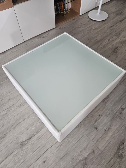 Mesa de centro quadrada com tampo em vidro fosco e estrutura branca
