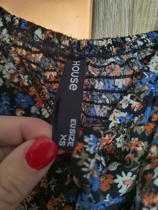 Sukienka w kwiaty z rozcięciem na nodze