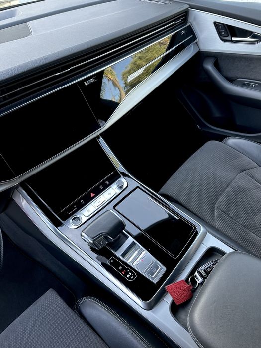 Audi Q8 S line Black