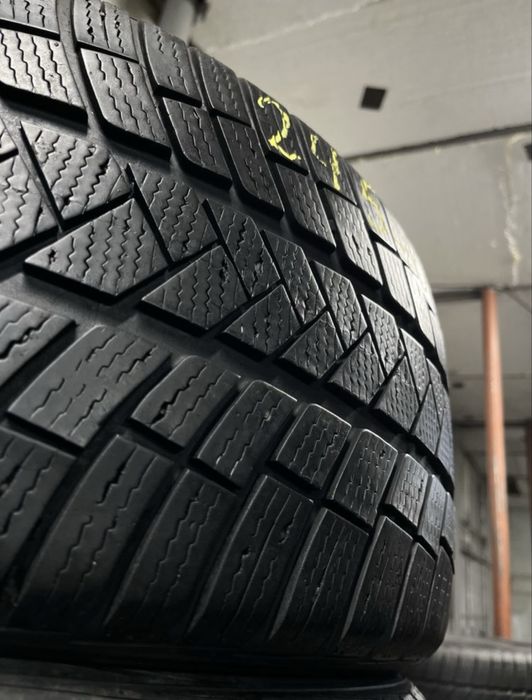 Пара зимової гуми 245/40/20